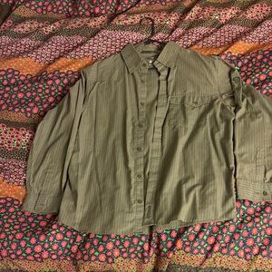 Like new Mountain Hardwear Olive Green Button-Up Shirt Men’s L